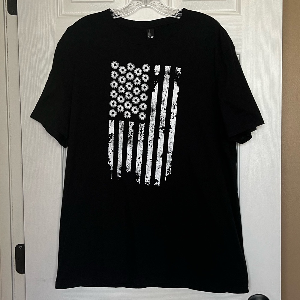 Distressed American Flag Graphic T-Shirt. Black/White. Size XL, Unisex